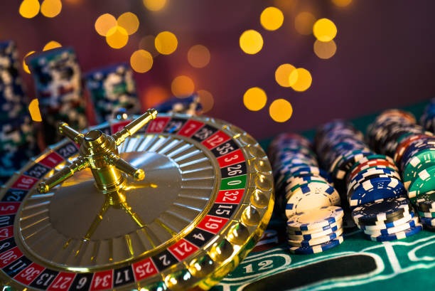 Live roulette table on situsplay Android app showing dealer feed, betting layout, and live chat